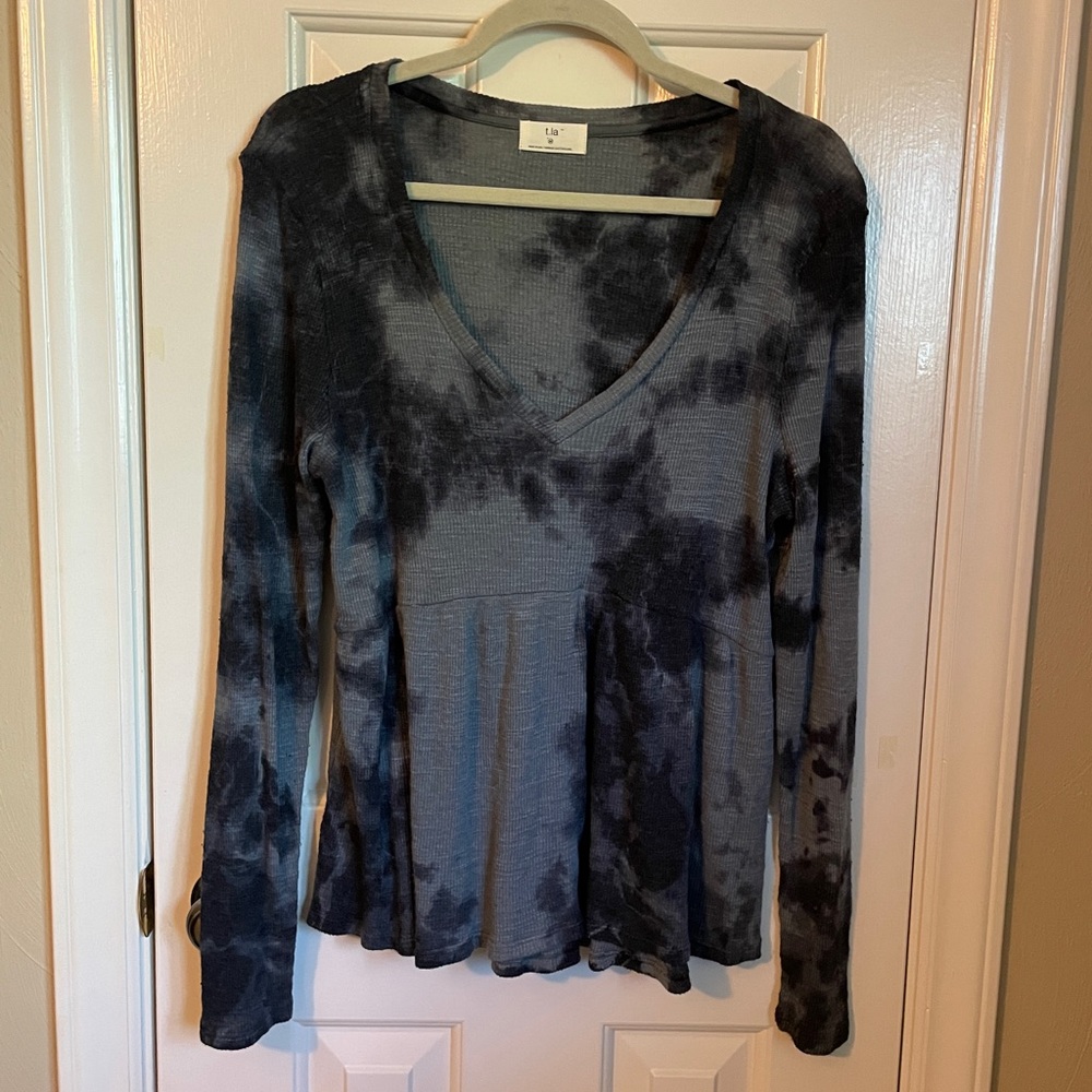 Anthropologie t.la Women’s V-Neck Long Sleeve Tie-Dye Shirt. Size Medium.